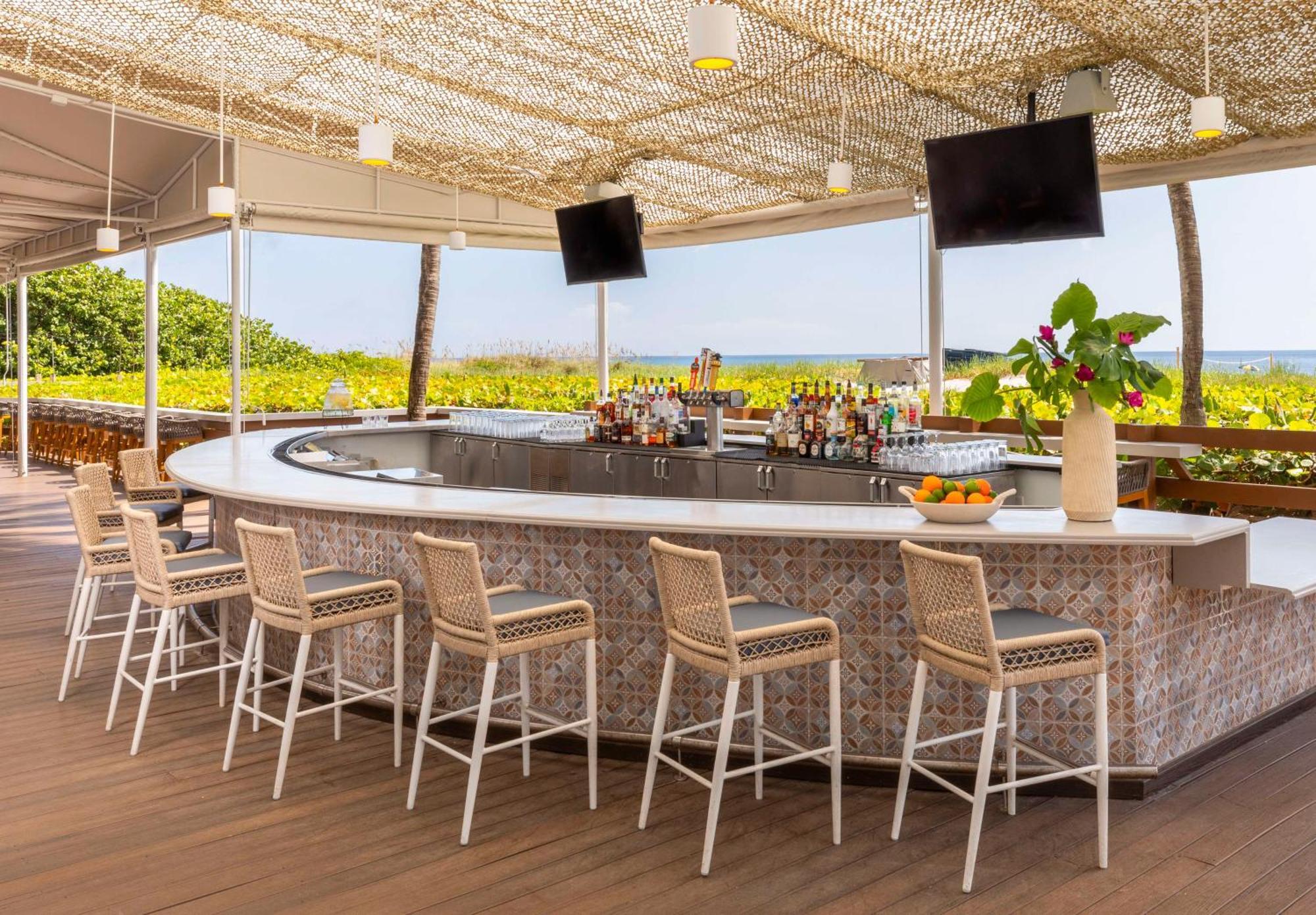 The Singer Oceanfront Resort, Curio Collection By Hilton Riviera Beach Exterior foto